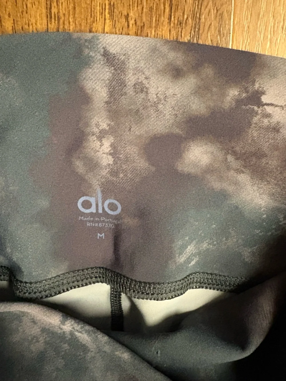 ALO Yoga Marble-Effect High-Rise Leggings in Black and Gray